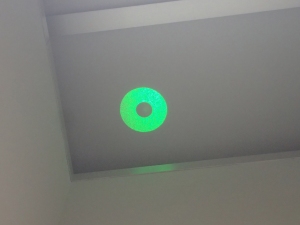 天井に映る緑色のレーザー光